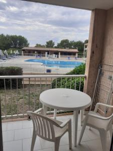 Fotografia z galérie ubytovania studio calme et paisible avec piscine et parking privé v destinácii Balaruc-les-Bains