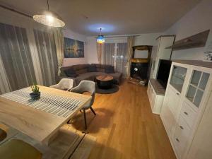 ein Wohnzimmer mit einem Tisch und einem Sofa in der Unterkunft Lovely 3 rooms apartment viena in Wien