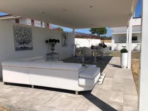 アウグスタにあるVilla private Siracusa luxuryのパティオ(白いソファ、テーブル付)