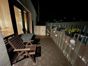einen Balkon mit einer Bank und Blumen auf einem Gebäude in der Unterkunft Lovely 3 rooms apartment viena in Wien