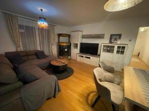 ein Wohnzimmer mit einem Sofa und einem Tisch in der Unterkunft Lovely 3 rooms apartment viena in Wien