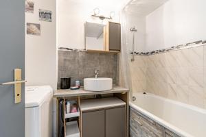 Kúpeľňa v ubytovaní À 50m de la plage, charmante maison à St Hilaire