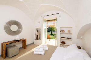 Habitación blanca con cama y espejo en Profitez de trois cents mètres à pied de l'accès à la mer et des restaurants, en Cassis