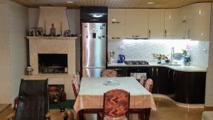 Kuchyň nebo kuchyňský kout v ubytování Уютный дом: APARTMENT (Fer House) + 10 fotografií