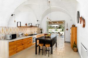 cocina con mesa negra en una habitación en Profitez de trois cents mètres à pied de l'accès à la mer et des restaurants, en Cassis