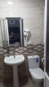 Koupelna v ubytování Уютный дом: APARTMENT (Fer House)