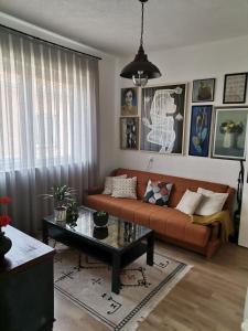 een woonkamer met een bank en een salontafel bij Katerina's Apartment in Bitola