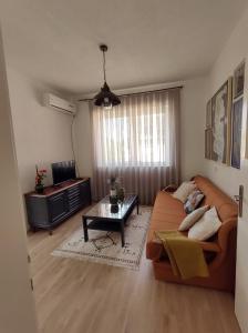 un soggiorno con divano e tavolo di Katerina's Apartment a Bitola