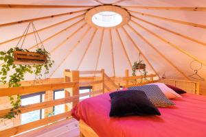 ein Schlafzimmer mit einem Bett in einer Jurte in der Unterkunft Le Scandin'Havre in Hannut
