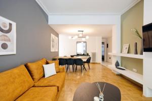 Area soggiorno di Elegant Big Apartment in Athens Center With Balcony