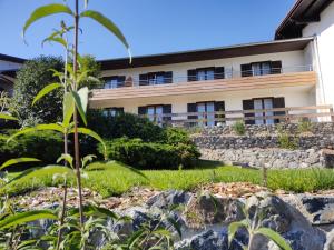 ein Bürogebäude mit einer Anlage im Vordergrund in der Unterkunft Hotel Sonnenbichl in Halblech