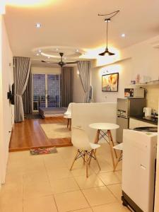 Una cocina y una sala de estar con mesa y sillas. en Wind Chimes Hideaway - Apartment In Central Hanoi, en Hanói