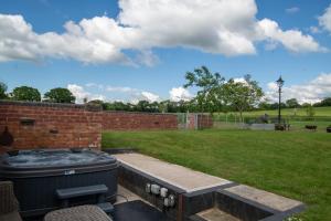 Galeriebild der Unterkunft Coach House at Oaks Barn Farm Alcester with optional hire Salt water hot tub in Holberrow Green