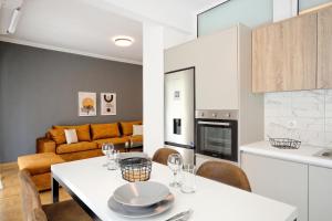 A kitchen or kitchenette at Elegant Big Apartment in Athens Center With Balcony