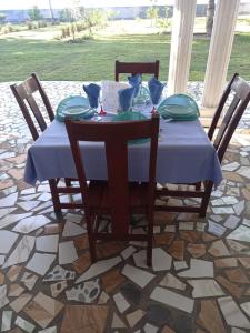 Hotel restaurant Foulpointe Loisir في Foulpointe: طاولة مع قماش الطاولة الزرقاء على الفناء