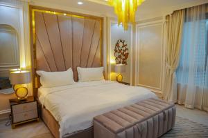 Postel nebo postele na pokoji v ubytování THE BURJ KHALIFA VIEW - LUXURY APARTMENT IN DOWNTOWN DUBAI