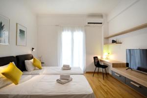 A bed or beds in a room at Elegant Big Apartment in Athens Center With Balcony