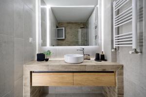 Foto dalla galleria di Elegant Big Apartment in Athens Center With Balcony ad Atene