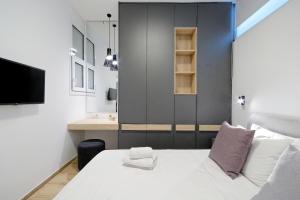 Letto o letti in una camera di Elegant Big Apartment in Athens Center With Balcony
