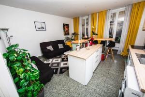eine Küche mit einer Theke und ein Wohnzimmer in der Unterkunft Paris City Flat App entier N106 F3 in Paris