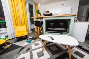 ein Wohnzimmer mit einem Surfbrett und einem Kamin in der Unterkunft Paris City Flat App entier N106 F3 in Paris
