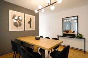 Foto dalla galleria di Elegant Big Apartment in Athens Center With Balcony ad Atene