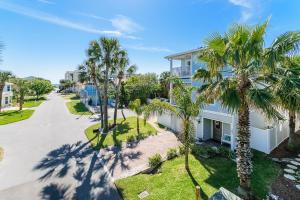 una vista aerea di una casa con palme di Near The Mayo Clinic 2 Blocks From Ocean 4 Bedroom Pet Friendly Home a Jacksonville Beach