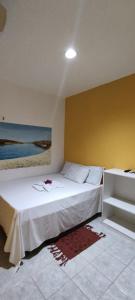 um quarto com uma cama com um quadro na parede em Pousada Amar Lençóis Turismo em Barreirinhas