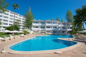 una gran piscina frente a un hotel en Iberostar Waves Ciudad Blanca, en Puerto de Alcudia