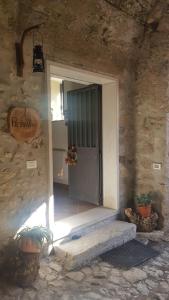 - une entrée pour un bâtiment en pierre avec une porte dans l'établissement PietraViva Casa vacanze FAICCHIO, NON VISANTI, à Visanti