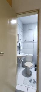 uma casa de banho branca com um WC e um lavatório em Pousada Amar Lençóis Turismo em Barreirinhas