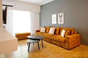 A seating area at Elegant Big Apartment in Athens Center With Balcony