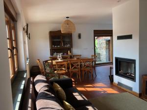 un soggiorno con divano e tavolo di Apartamentos Montemar a Navia