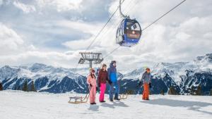 un grupo de personas de pie en la cima de una montaña cubierta de nieve en Hotel Terminus en Küblis