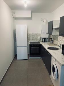 Nhà bếp/bếp nhỏ tại Résidence Eden, T2 Confort, à 10 mins du centre de Paris, Parking