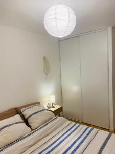 Giường trong phòng chung tại Résidence Eden, T2 Confort, à 10 mins du centre de Paris, Parking