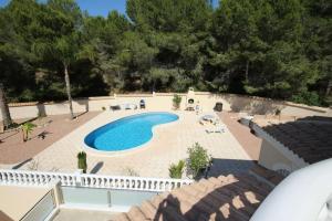 una vista aérea de una piscina en un patio trasero en Preciosa Villa con Piscina particular, en San Miguel de Salinas