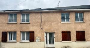 un bâtiment en briques brunes avec des fenêtres et des portes dans l'établissement SARMENT EXOTIQUE, à Châlons-en-Champagne