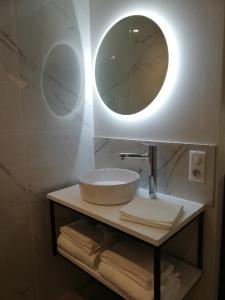 een badkamer met een wastafel en een spiegel bij Appartement '' L'Ossau '' hyper centre Place Clémenceau in Pau