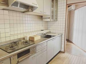 a kitchen with a sink and a counter top at -WiFi強- 那須の入り口JR黒磯駅から歩いて7分の宿泊ビル 完全プライベートフロア in Kuroiso