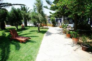 Сад в Golden Beach Studios & Suites