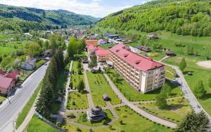 una vista aérea de un edificio con un parque en Girska Tysa Health Resort en Kvasy