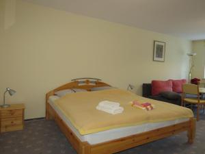 ein Schlafzimmer mit einem Bett mit Handtüchern darauf in der Unterkunft Ferienwohnung am Markt in Bad Muskau