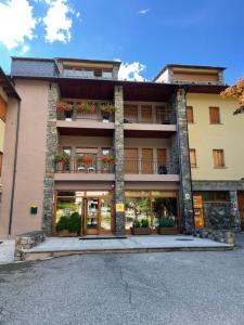 vistas al exterior de un edificio con balcón en Alberg La Molina Xanascat, en La Molina