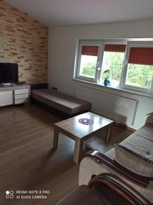 uma sala de estar com um sofá e uma mesa de centro em Eko-Fish em Miastko