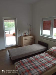um quarto com 2 camas e uma janela em Eko-Fish em Miastko