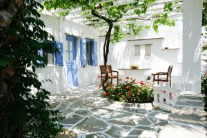 Сад в Golden Beach Studios & Suites