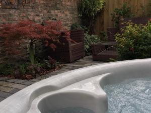 a bath tub with water in a garden at Bright Moments Holiday Home in Beverley