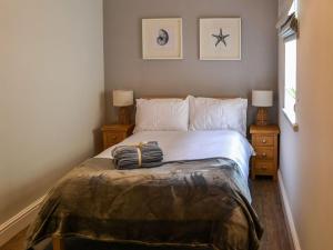 惠特利灣的住宿－The Sands，一间卧室配有一张带2个床头柜的大床