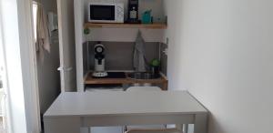 Kuchyňa alebo kuchynka v ubytovaní petit studio indépendant dans jardin avec parking et portail électrique